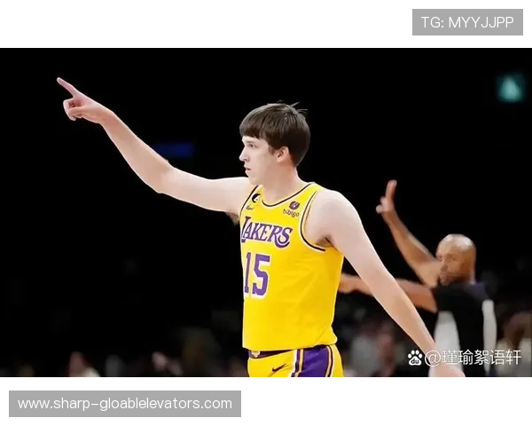 里夫斯精准助攻詹姆斯飞身暴扣展现球队默契与实力